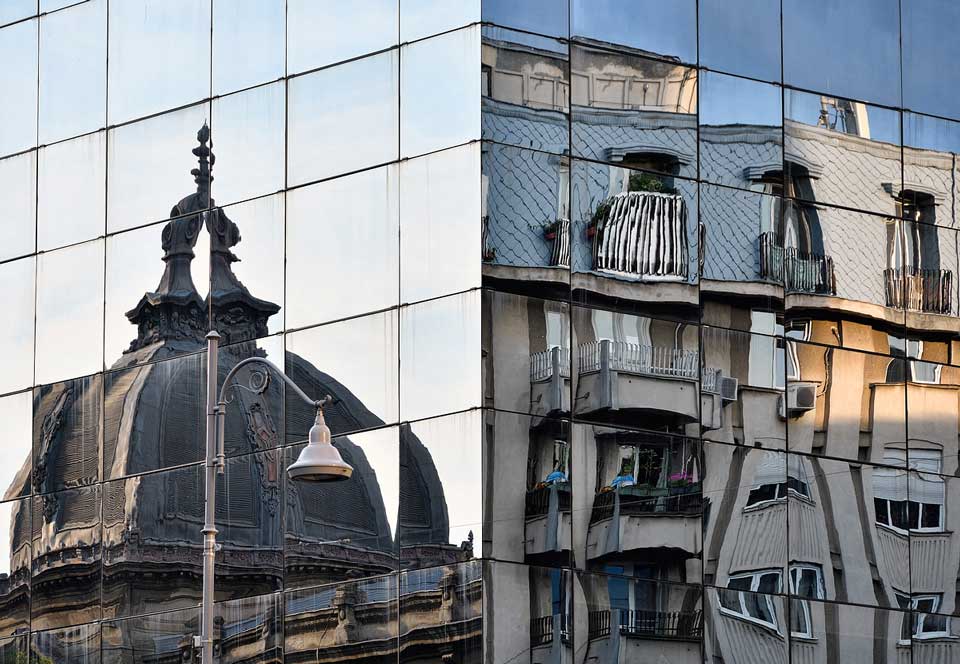 Il contrasto tra i palazzi storici e quelli moderni a Bucarest